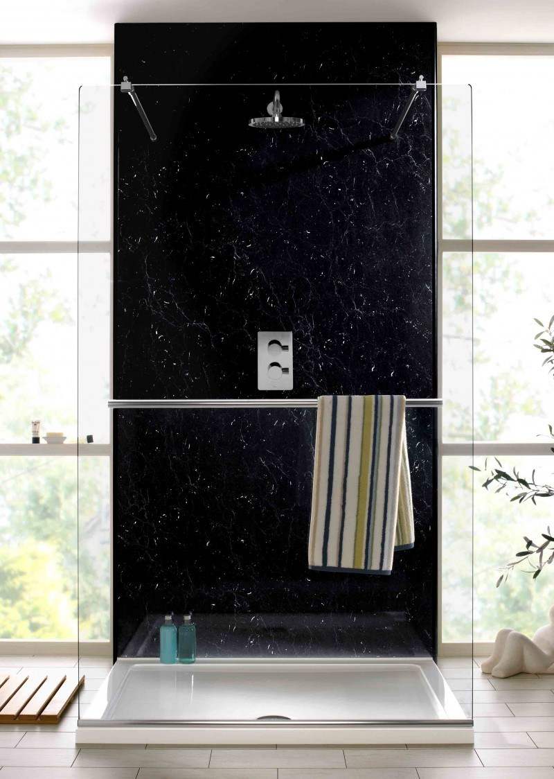 freistehende duschkabine mit schwarzer wand aus marmor