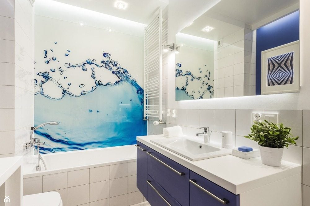 gefliestes badezimmer und badewanne mit duschabdeckung aus kostengünstigen materialien wie kunststoff