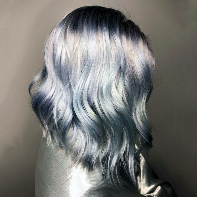 grau blaue Haare mit Strähnen Pastellblau Haarfarbe long Bob Haarschnitt