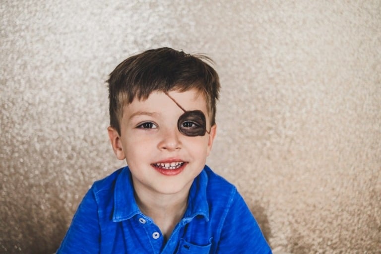 Halbes Gesicht schminken praktische Make up Idee für Kleinkinder Pirat
