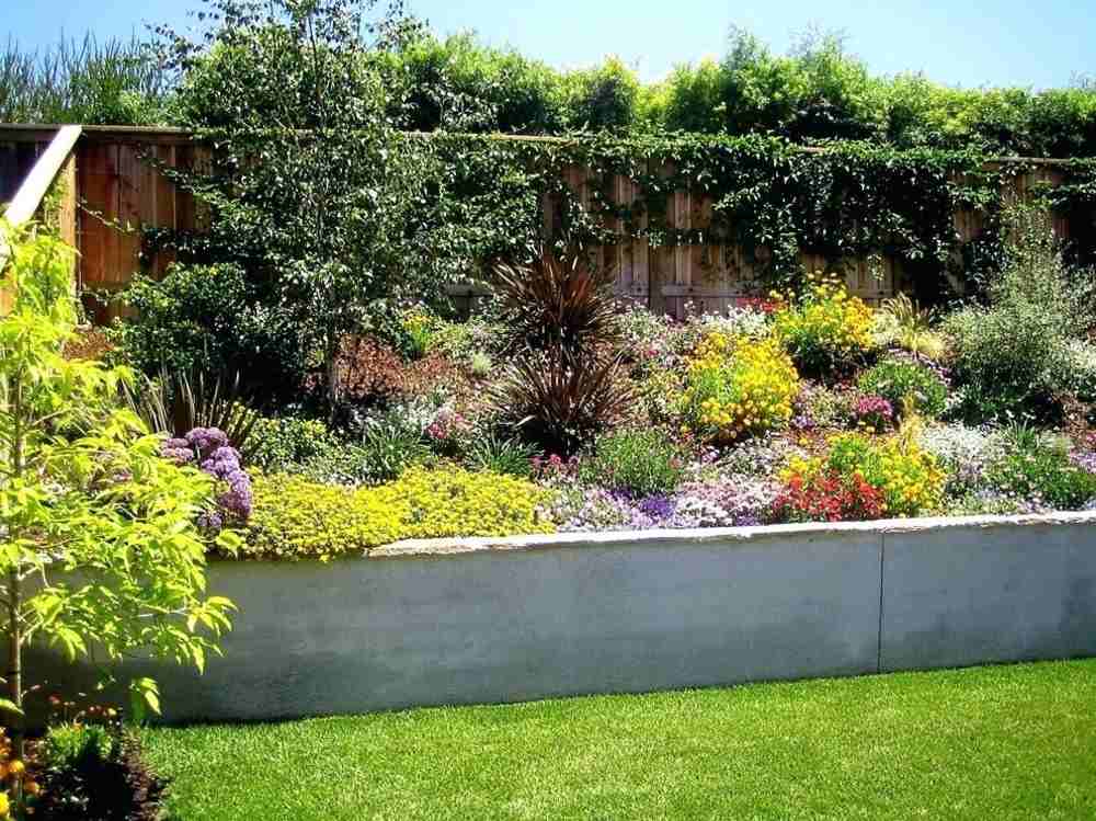 to plant colorful plants in the garden and to build with tree material and varieties