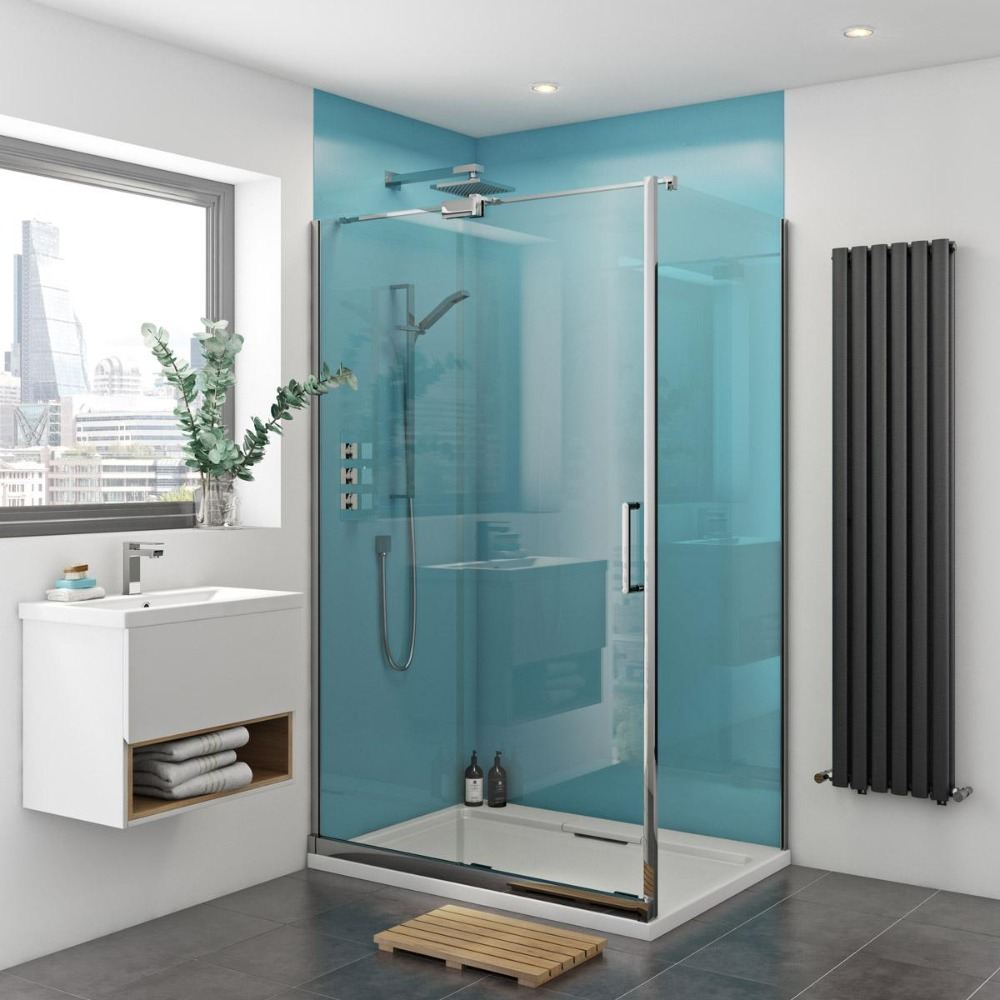 hellblaue wandgestaltung in duschkabine aus acrylplatten und weiße duschwanne im designer bad