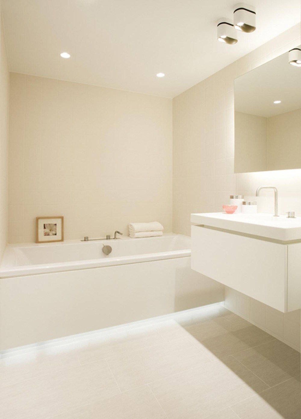 Indirect lighting baths in white with bathtub and discrete mirror lighting