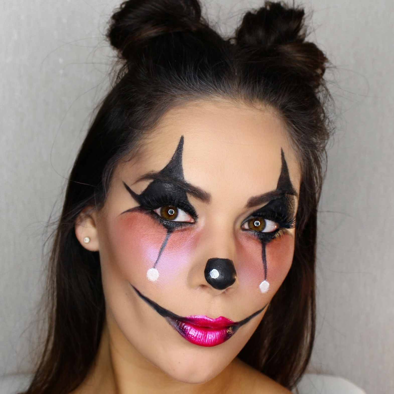modern clown makeup with the instructions women costume the same Halloween