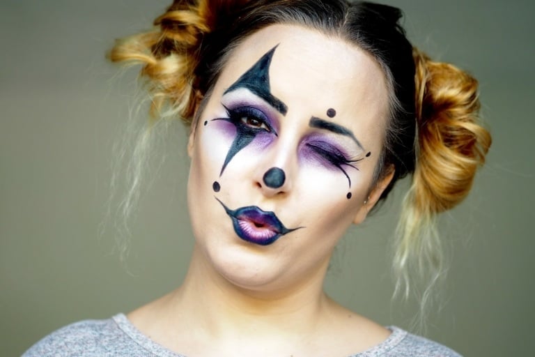 moderner Clown Schminken mit Anleitung Halloween Frisuren für Frauen schnell