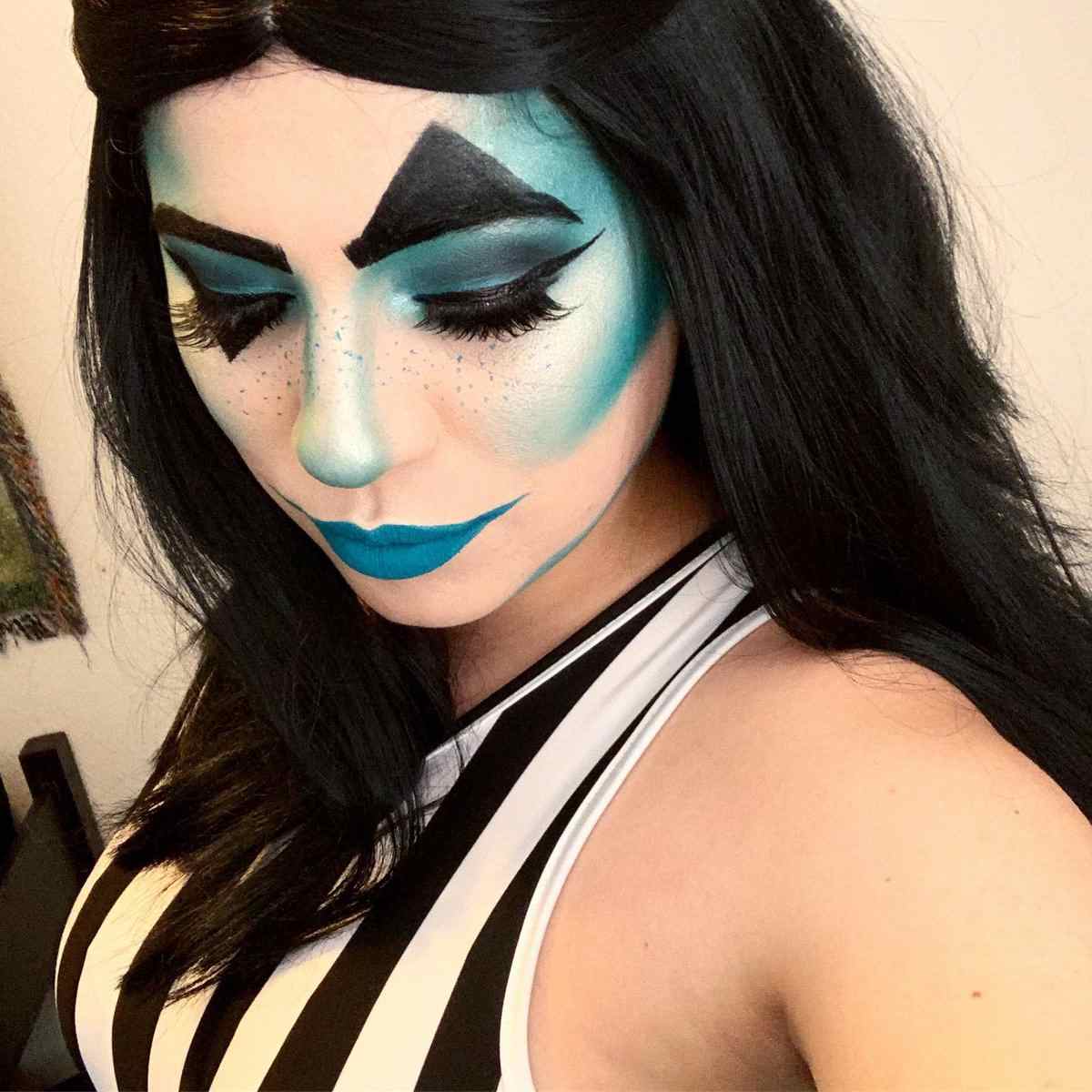 moderner Clown schminken Frau einfach Augen Makeup Ideen gruselig