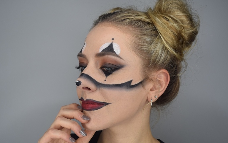 moderner Clown schminken einfach Halloween Makeup mit Anleitung