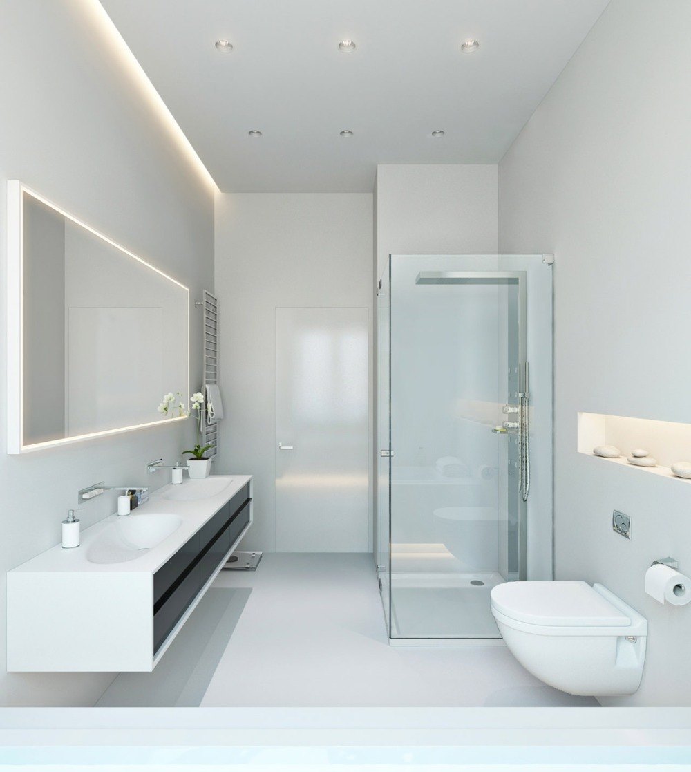 modernes bad in weißen farbtönen mit toilette und großem beleuchteten spiegel