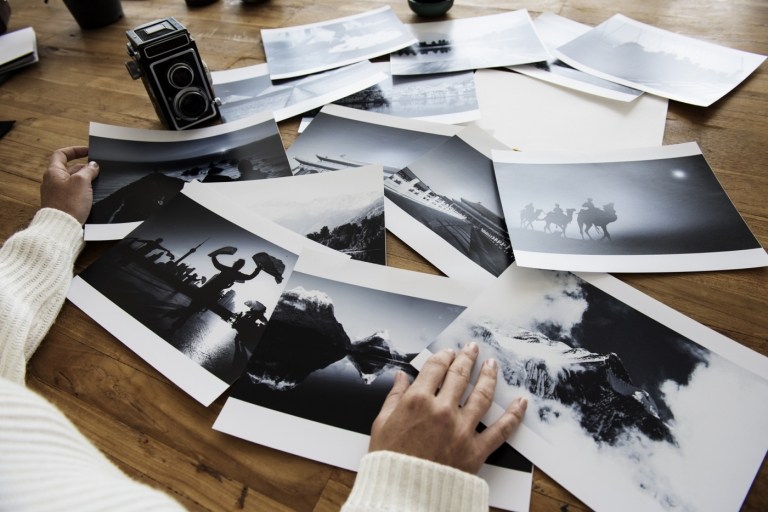 Das perfekte Fotobuch gestalten: Schwarz-weiße Fotos wählen und stilvoll arrangieren