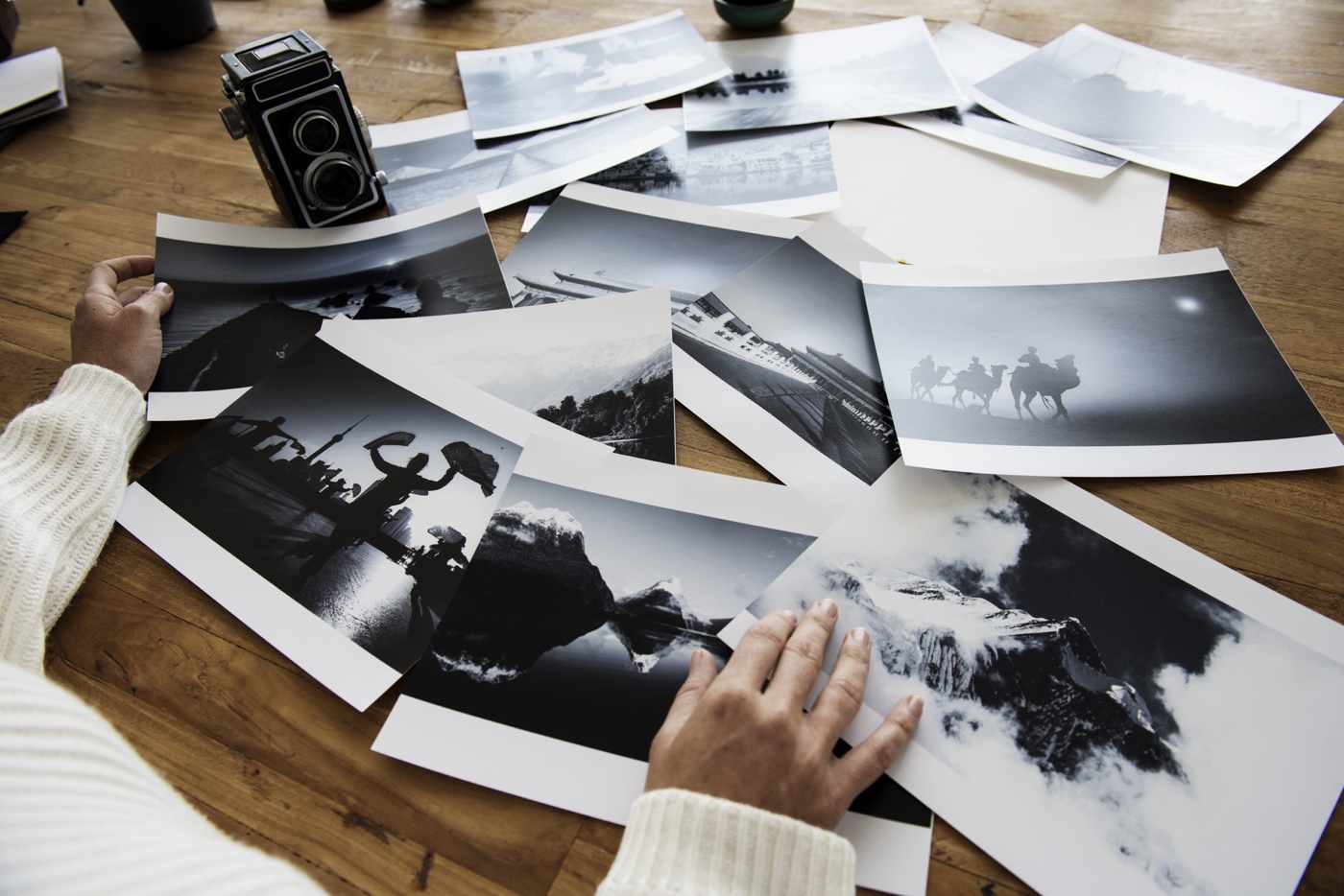 Design the perfect photo book: Choose black and white photos and arrange them stylishly