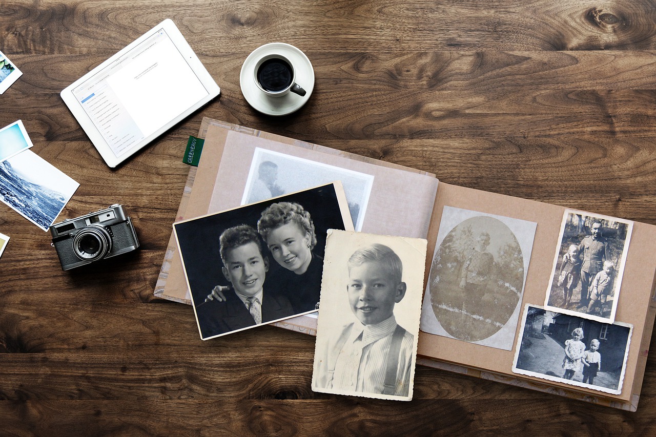 Schwarz-weiße Familienfotos im Fotobuch arrangieren nützliche Tipps zur Gestaltung