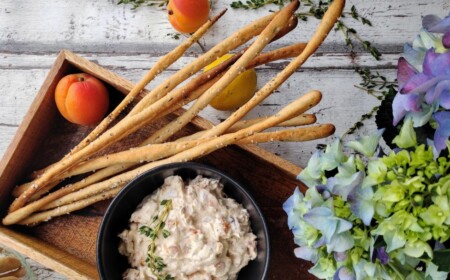 selbstgemachte teigwaren mit dip aus gemüse in schüssel serviert