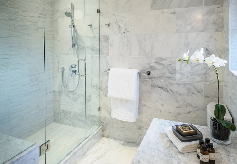 wandverkleidung aus marmor für bad ohne badewanne