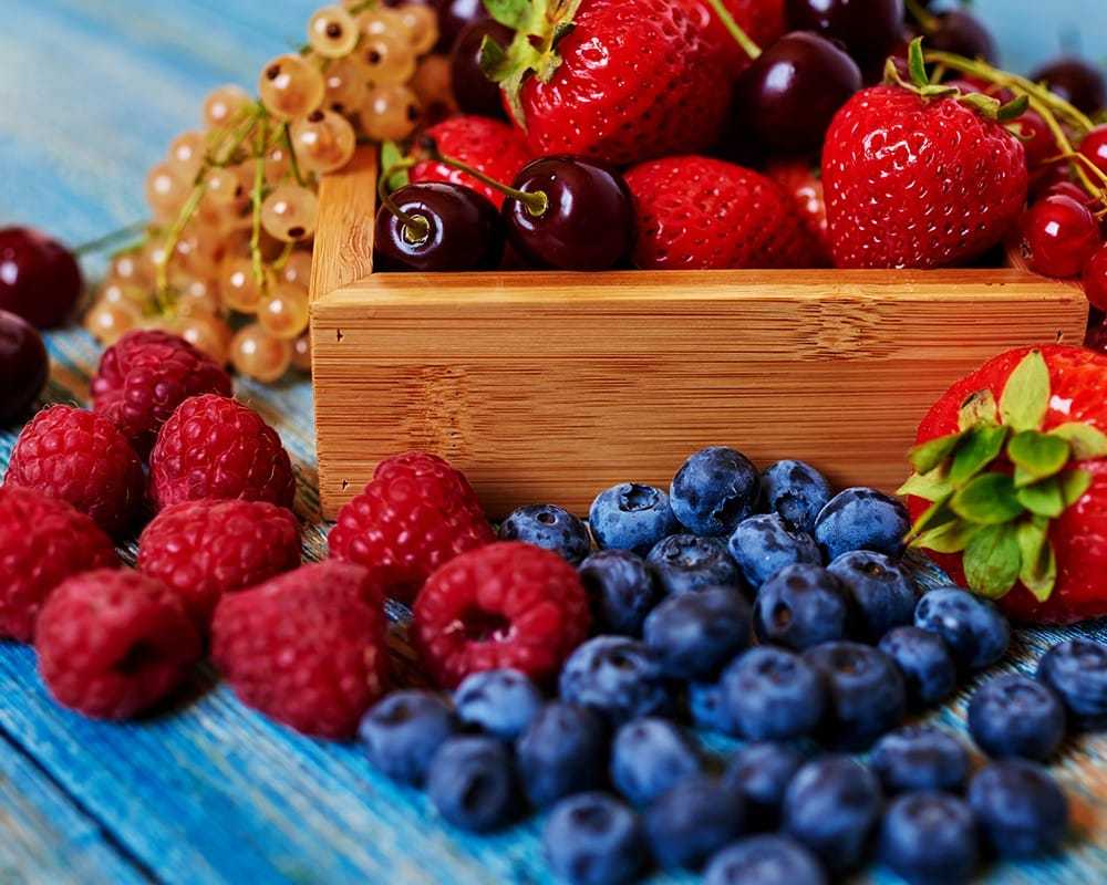 welches Obst hat die wenigsten Kohlenhydrate Kalorientabelle Erdbeeren Blaubeeren kcal