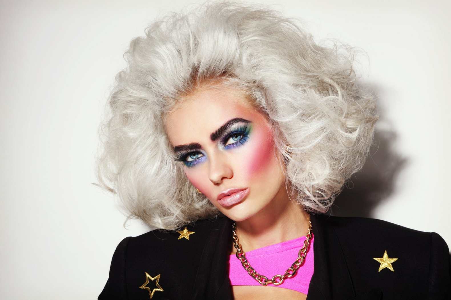 1980er Makeup Look Lidschatten Neonfarben Retroparty Kostüm Frauen