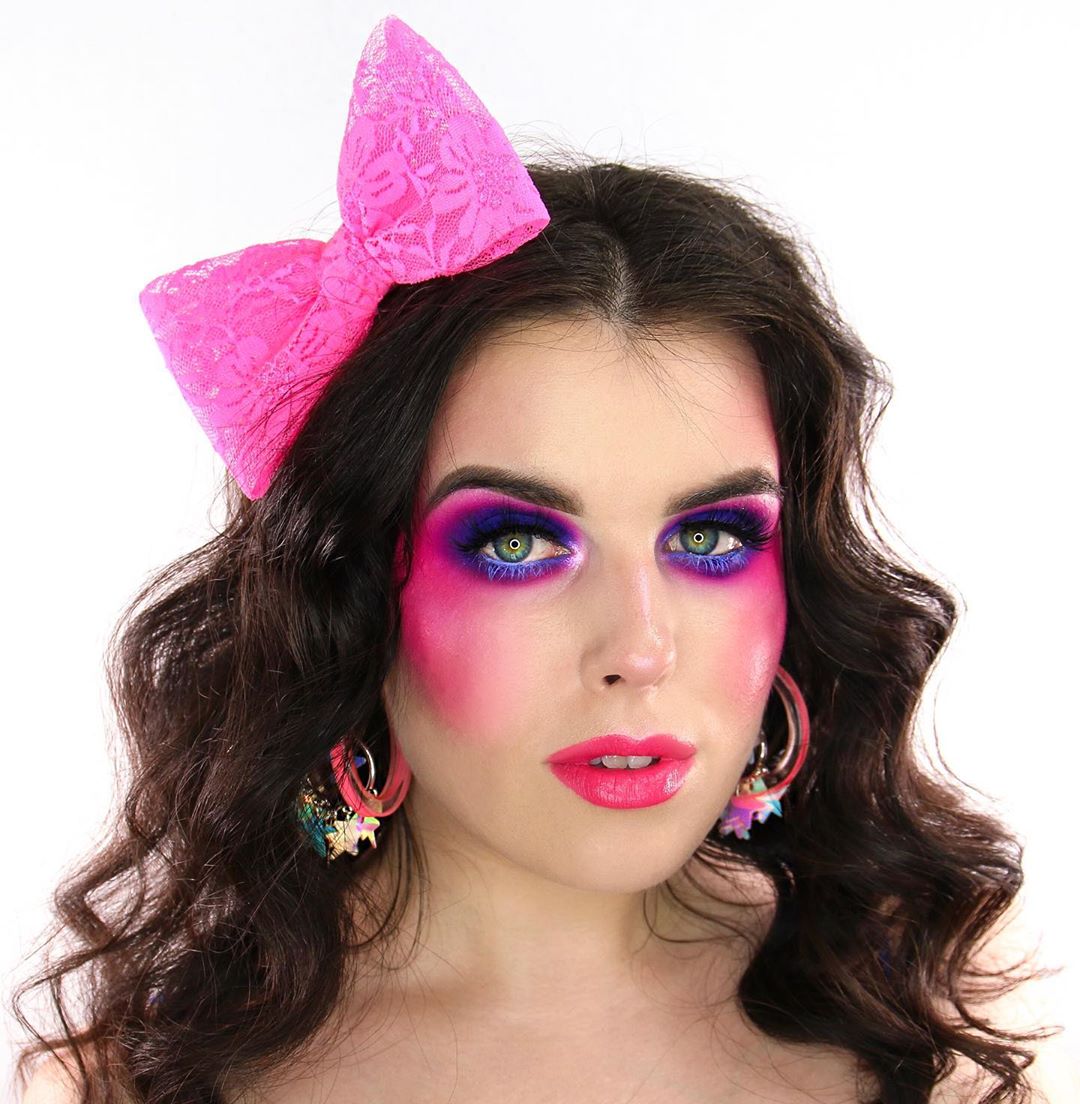 80er Jahre Make-Up Anleitung Neonpink Lidschatten Haaraccessoires Haarschleife