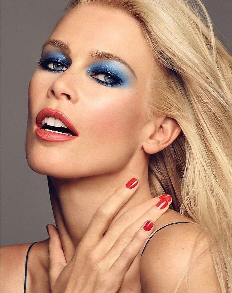 80er Jahre Make-Up blaue Lidschatten roter Lippenstift