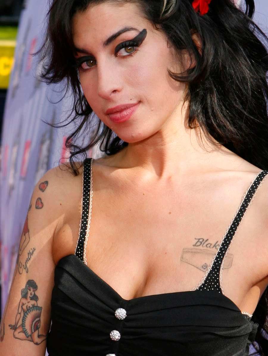 Amy Winehouse Tränentattoo was bedeutet eine tätowierte Träne unterm Auge