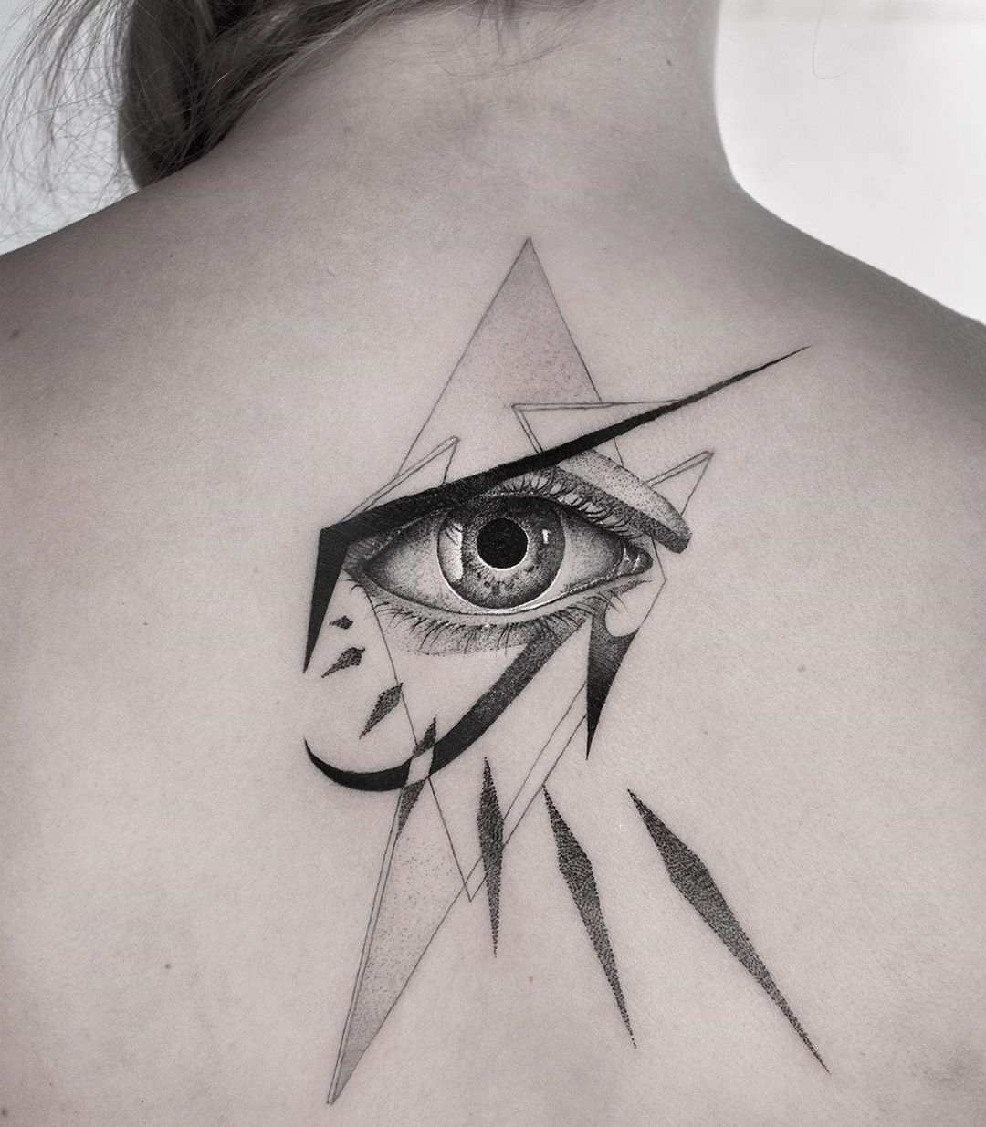 Auge im Dreieck Tattoodesign Rücken Tätowierungen für Frauen