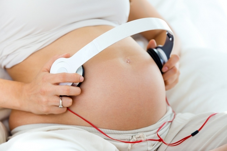 Baby streicheln und Musik abspielen ist ab der 30. SSW noch nützlicher, da das Gehör ausgebildet ist
