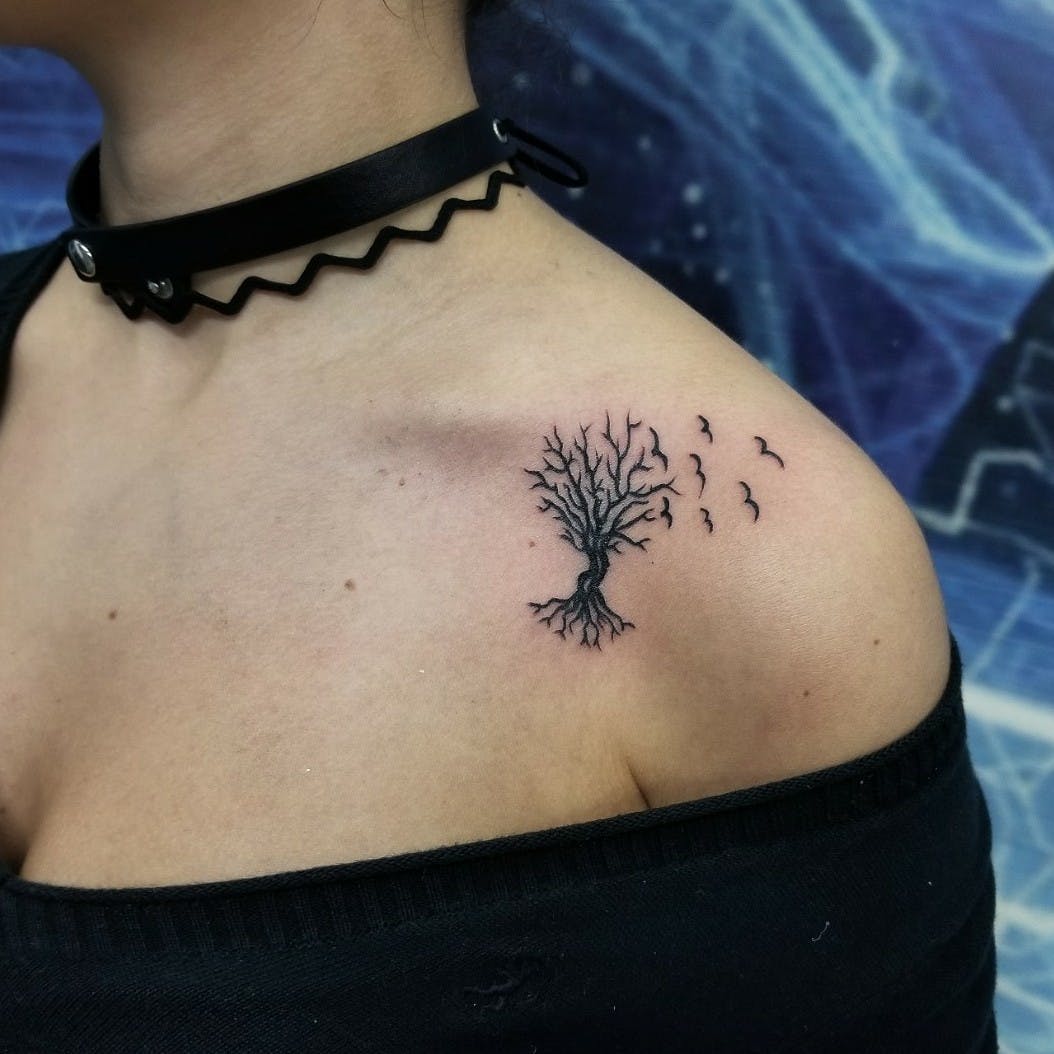 Baum des Lebens Tattoosymbole und ihre Bedeutungen Schulter-Tattoo Frau