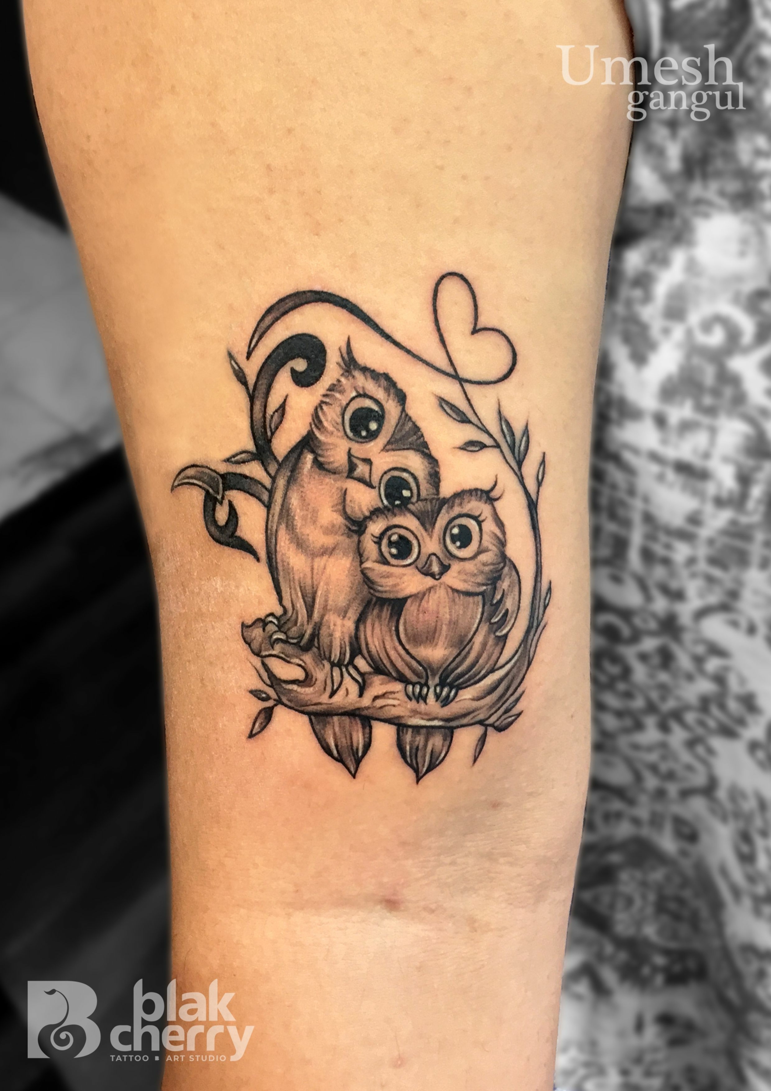 Bedeutung Eule Tattoodesign für Frauen Oberarm Tattooideen klein