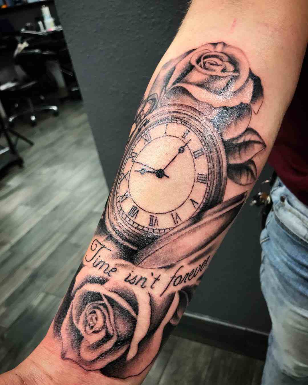 Bedeutung Taschenuhr Tattoomotiv Uhr mit Rosen Tattoodesign für Frauen