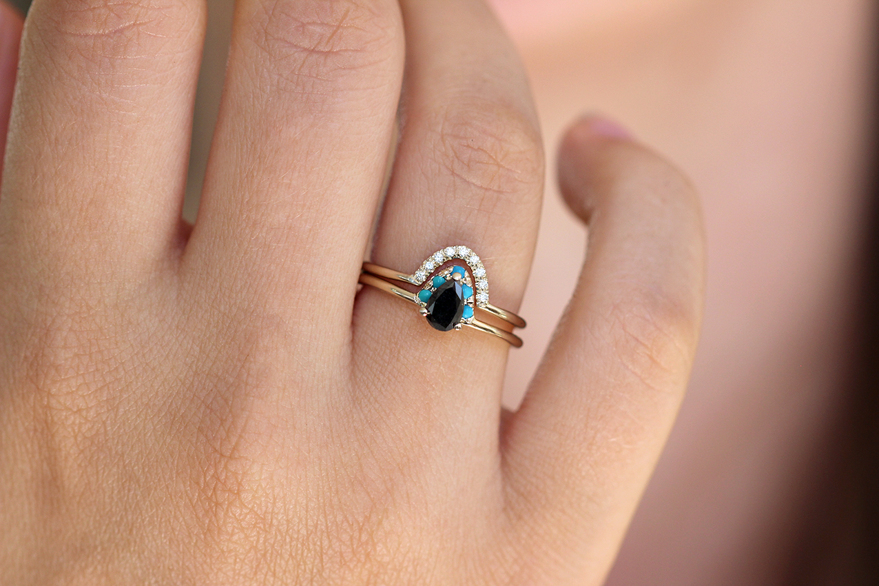 Boho Verlobungsring blauer Stein Fassung aus Gold kleine Diamanten am Rand