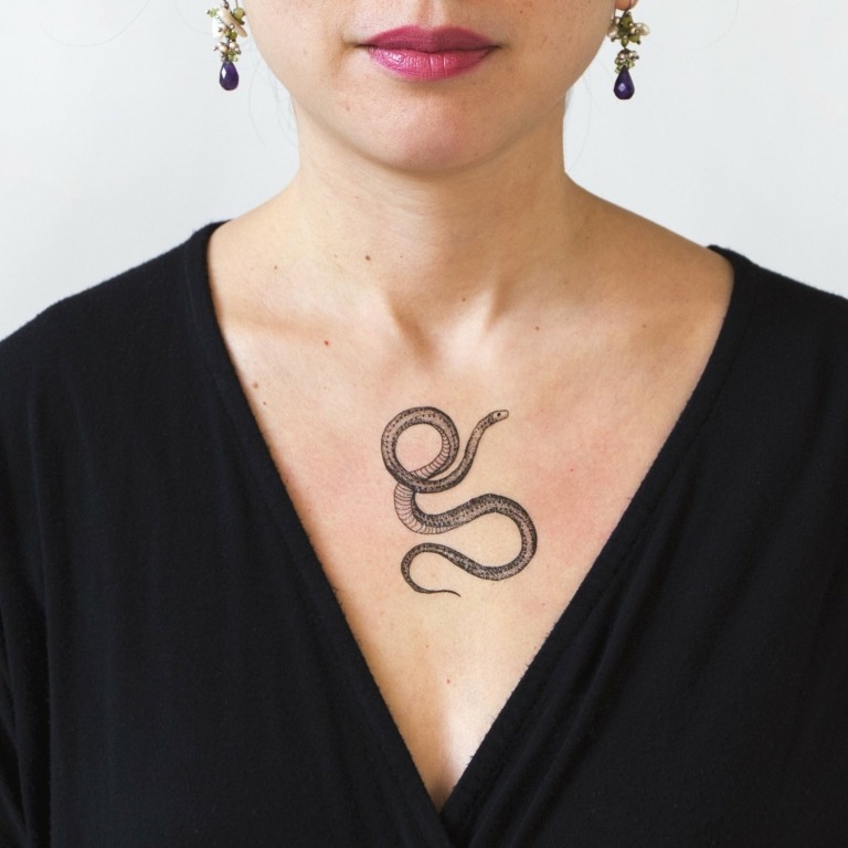 Brust-Tattoo für Frauen Schlange Symbol Bedeutung