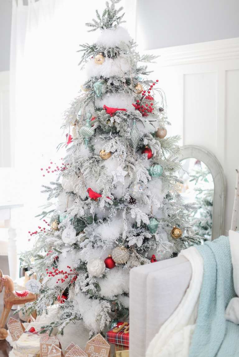 Christbaum weiß grün geschmückt Weihnachtsbaumschmuck in Grasgrün und goldene Christbaumkugeln und Kunstschnee und Girlande