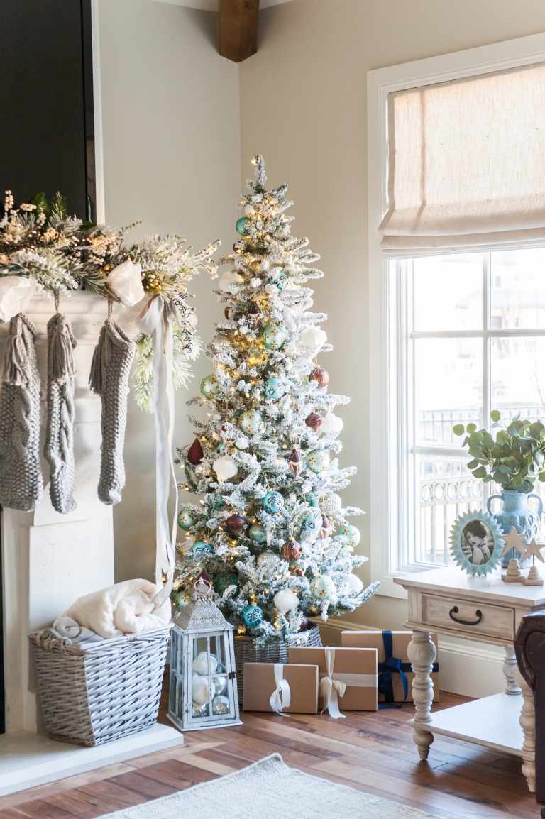 Christbaum weiß grün geschmückt schmaler Weihnachtsbaum festlich dekorieren Ideen