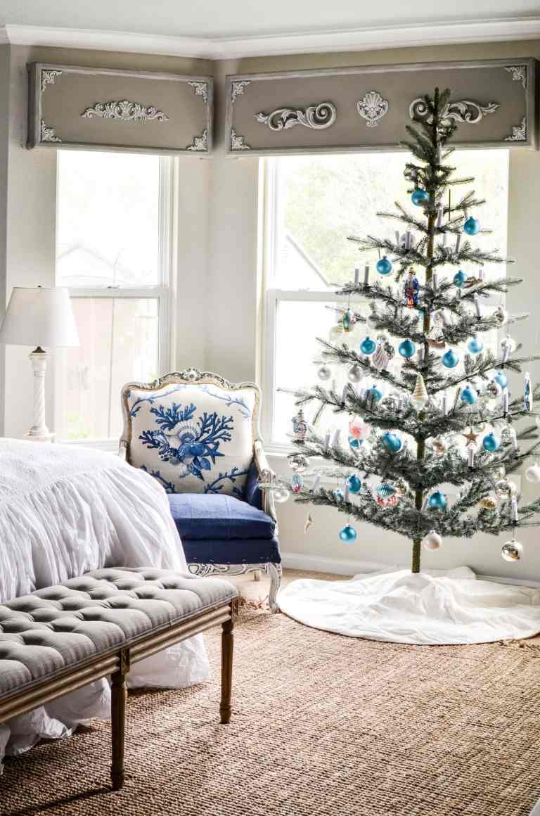 Christbaum weiß silber geschmückt kleiner Tannenbaum festlich dekorieren mit blauen Kugeln als Akzent