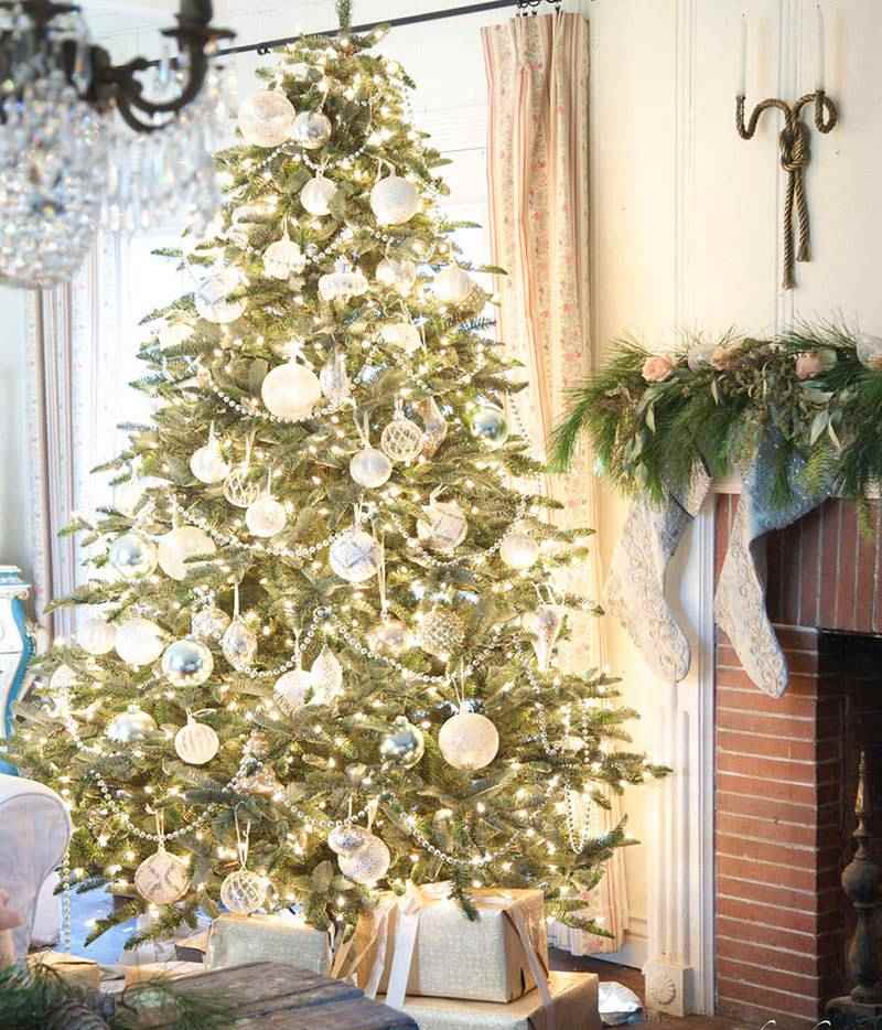 künstlicher Weihnachtsbaum mit Lichterkette Ideen für beleuchtung Weihnachtsdeko am Kaminsims