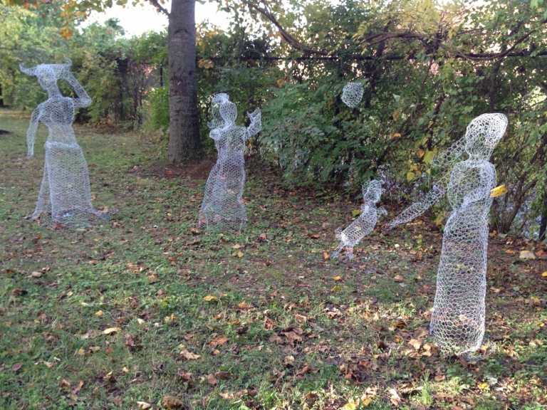 Die Geister im Garten in Gruppen aufstellen - halloween deko für draussen