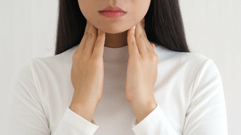 Eine Mandelentzündung kann Infektionen im Gehörgang und Ohr verursachen