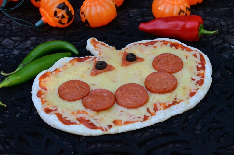 Einfache Pizza-Idee in Form eines Kürbiss mit Salami