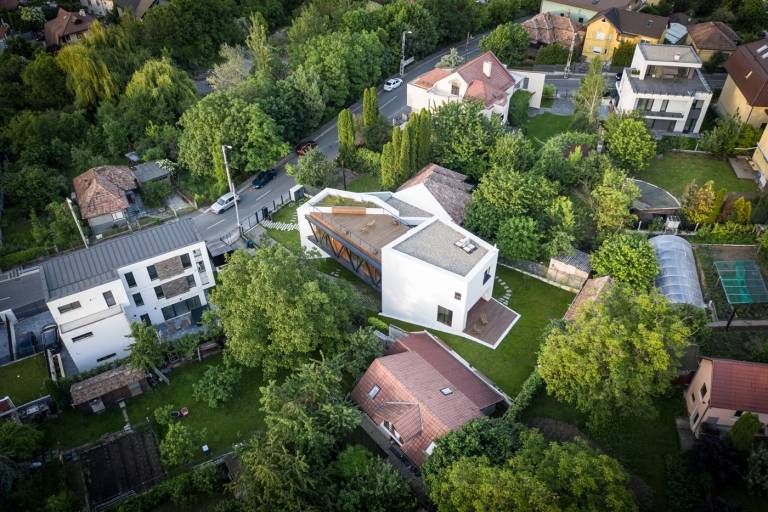 Einfamilienhaus am Hang mit Hinterhof und Dachterrassen Aussicht von oben