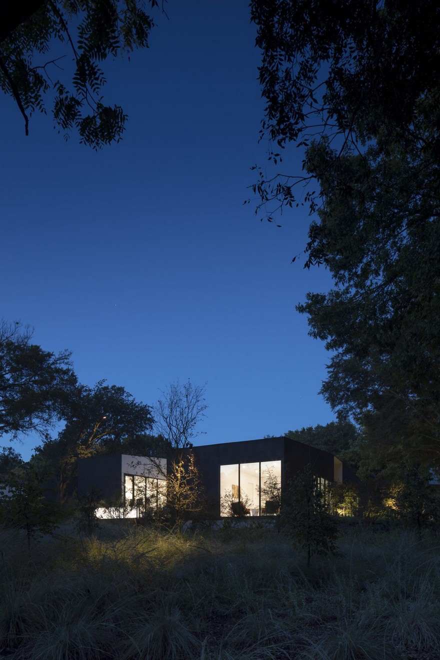 Einfamilienhaus in Texas mit energiesparender Fassaden Beleuchtung am Abend 