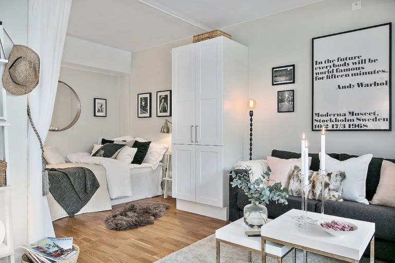 Einrichtungsbeipsiele Wohn Schlafzimmer Kombination graues Sofa weißer Kleiderschrank Einzelbett weiß