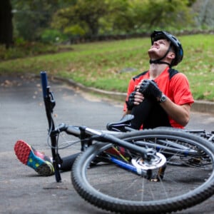 Radfahrer, der gefallen und verletzt worden ist