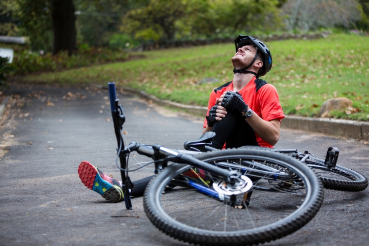 Radfahrer, der gefallen und verletzt worden ist