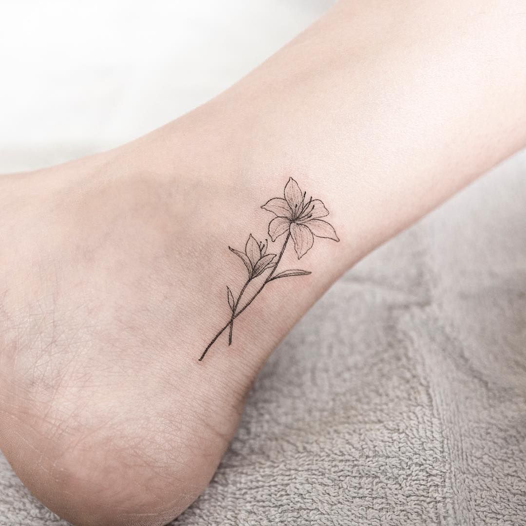 Fuß Tätowierung für Frauen klein Lilie Tattoodesign Bedeutungen