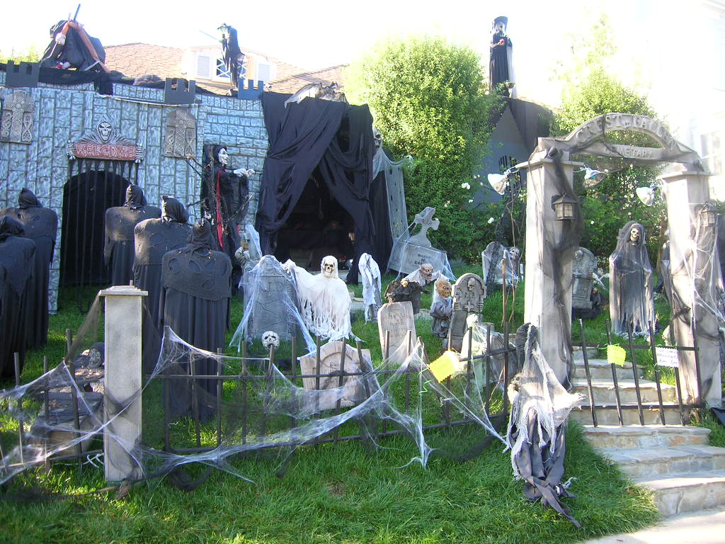 Garten Halloween Dekoration Ideen gruselig Geister Spinnennetz Deko