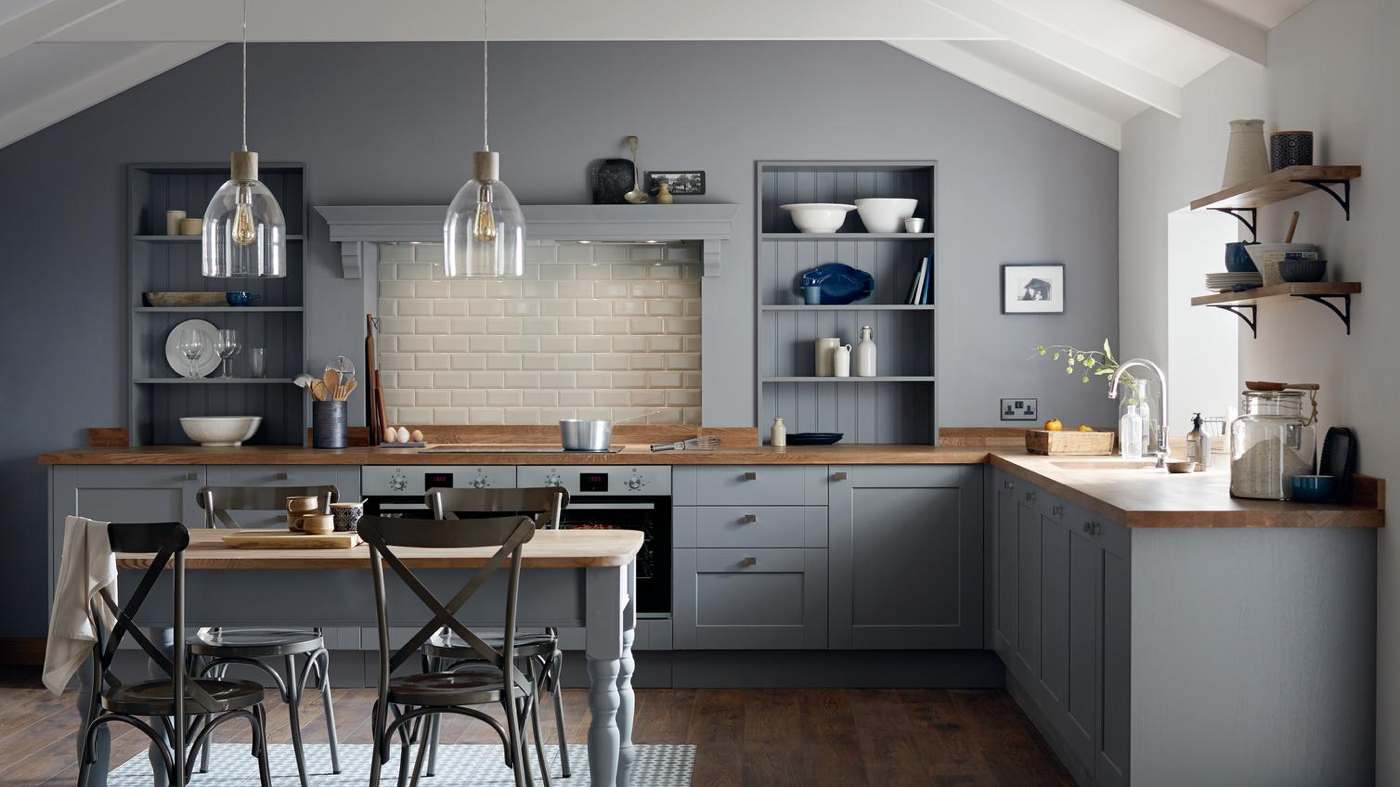 Küche mit Arbeitsplatte aus Holz Staubgraue Küchenschränke und Cremeweiß Wandschränke