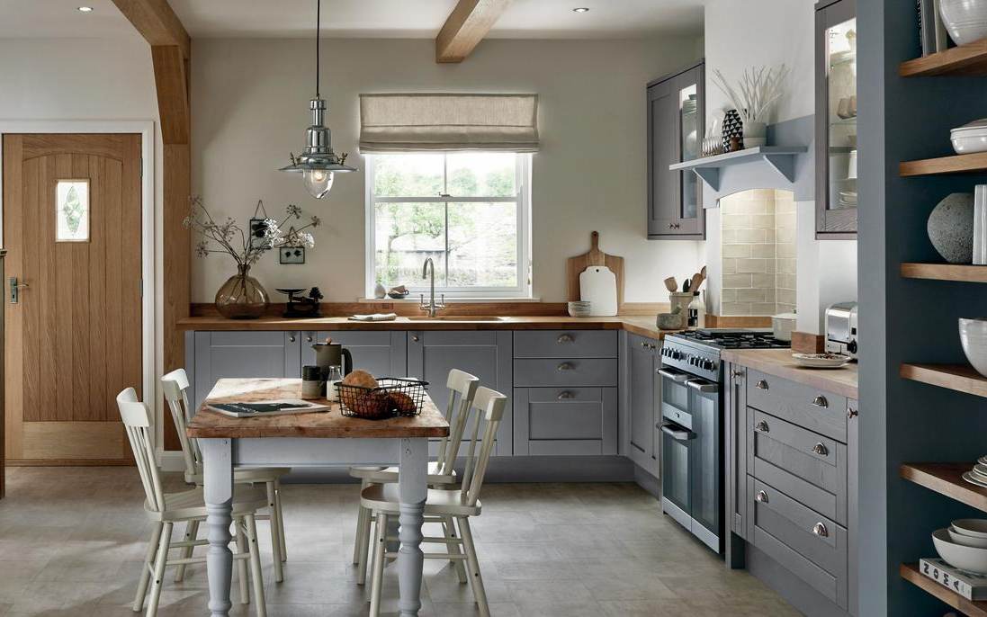 Hellgraue Küche mit Arbeitsplatte aus Holz und helle Wandfarbe