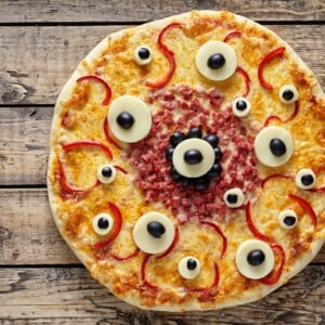 Gruselige Halloween Pizza backen mit Augen aus Essen