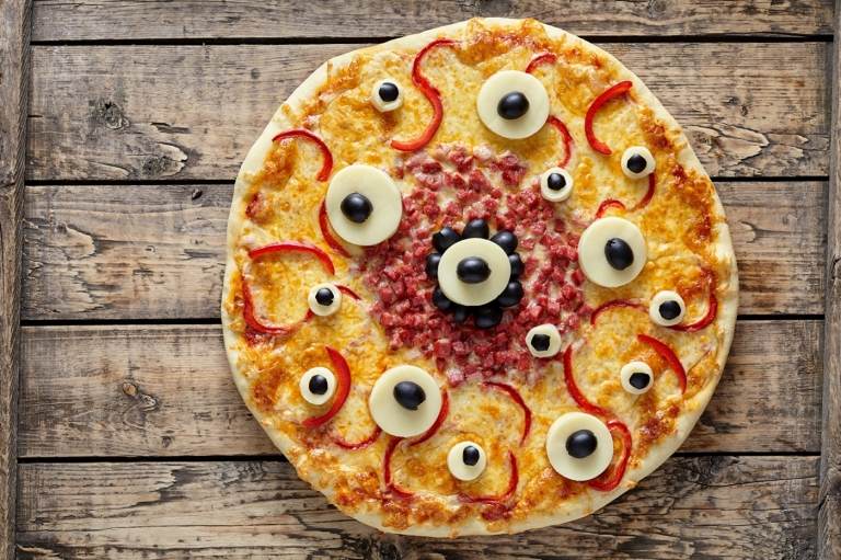 Gruselige Halloween Pizza backen mit Augen aus Essen
