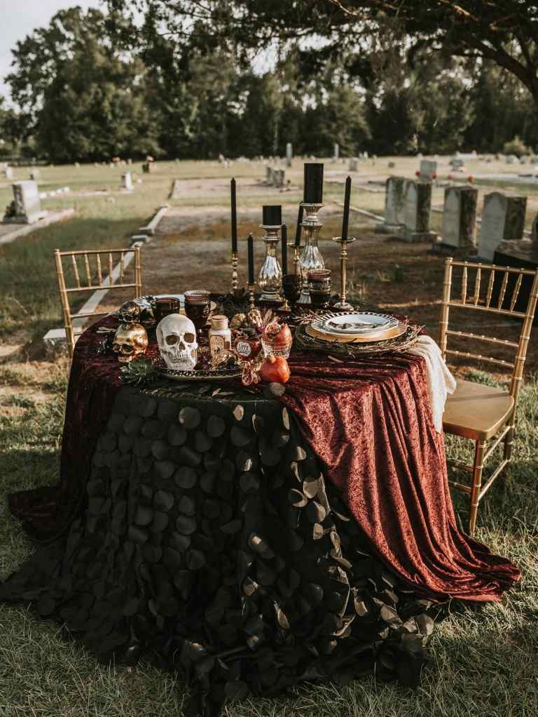 Halloween Hochzeit Dekoideen Tisch bedecken gruselig