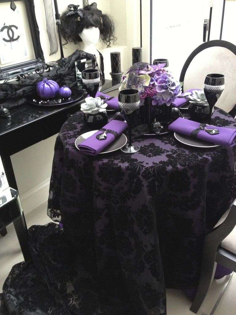 Halloween Hochzeit Dekoideen purple Tischdecke