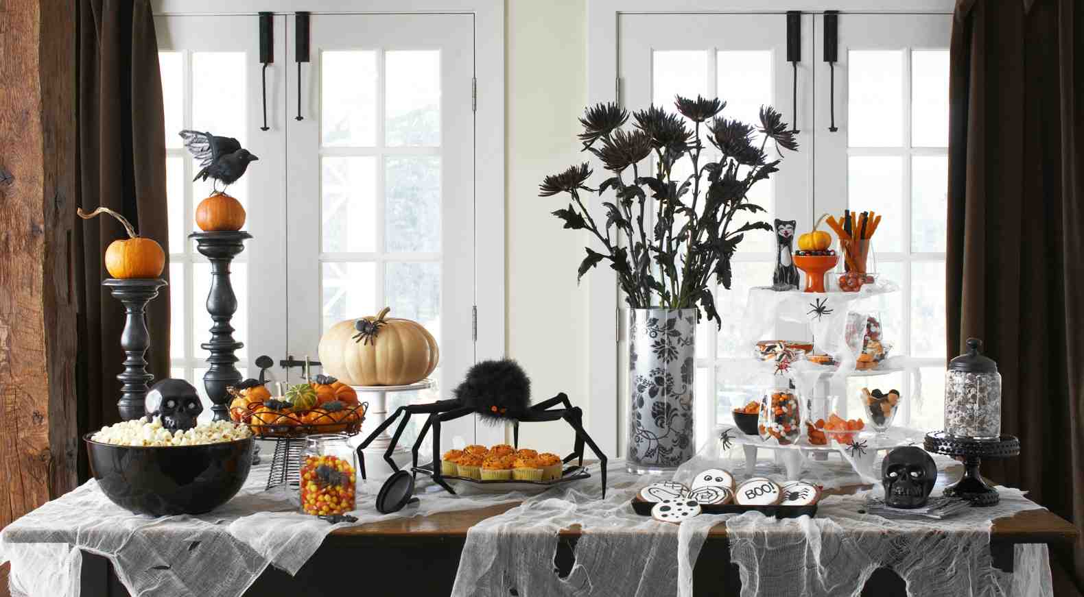 Halloween party organizing table decor ideas creepy with pumpkin